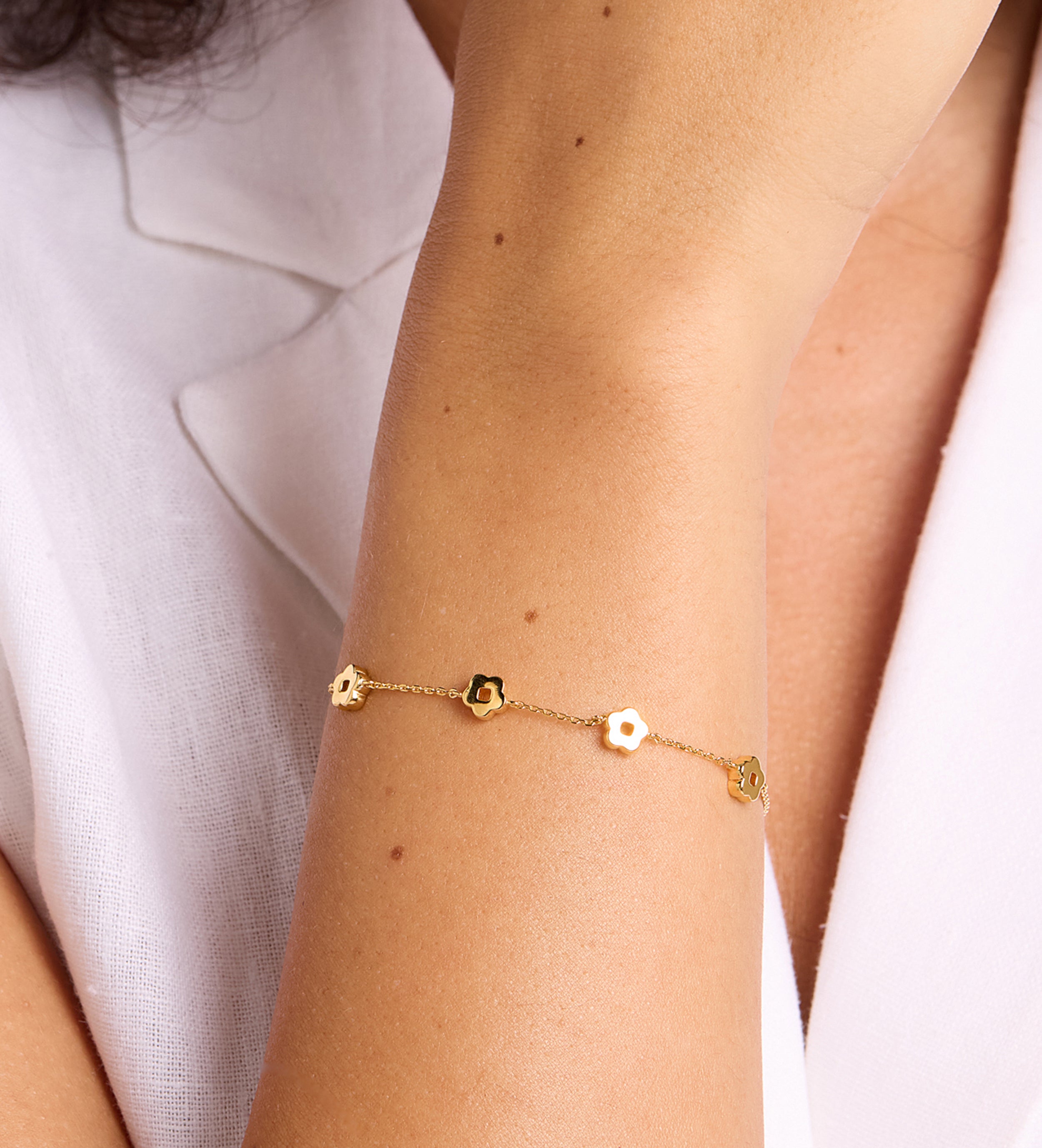 Flower Interval Chain Bracelet in 18k Gold Plating on 925 Silver - Ash & Harry