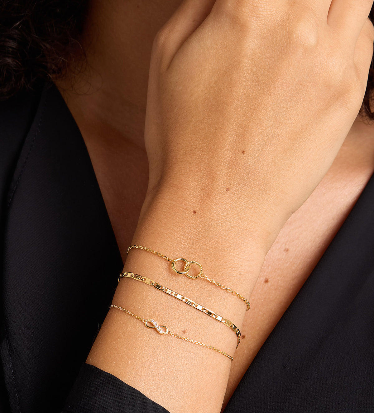 Interlocked Rings Bracelet in 18k Gold Plating on 925 Silver - Ash & Harry